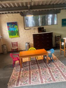 a table and chairs sitting on a rug in a room at Can Resiu in Serinyà