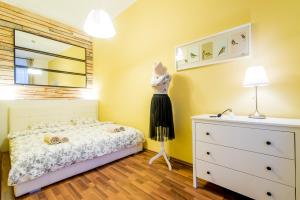ブダペストにあるQuiet Romantic Flat in Centerのベッドルーム1室(ベッド1台、ドレッサー、鏡付)