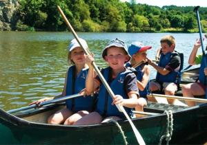 a group of children in a boat on the water at ZEcamping 3 étoiles animaux acceptés piscine et restaurant in Pluherlin +46 photos