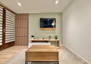 a living room with a sink and a tv on the wall at Maison cosy - 4 pers - Disney & Route du Champagne in Citry