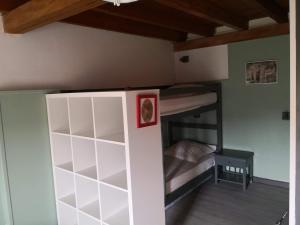 un letto a castello in una stanza con un letto a castello in una camera da letto di Casa Atuel a Bierge