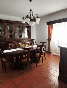 a dining room with a table and chairs at Aurélio & Zezinha House in Penamacor