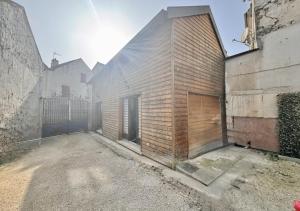 a brick building with a door on the side of it at Maison cosy - 4 pers - Disney & Route du Champagne in Citry
