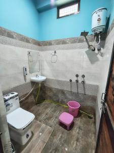 a bathroom with a toilet and a sink at Shri Janki Raman kunj 5 minut from ram mandir in Ayodhya