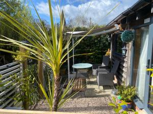 a small garden with a table and chairs on a patio at The Pheasant's Nest in Welland
