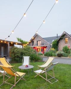 a group of chairs and a table in a yard at Le jardin des 4 saisons in Le Mans
