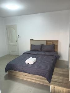 a large bed with two white towels on it at Nana's Bar & Hotel in Nong Prue +20 photos