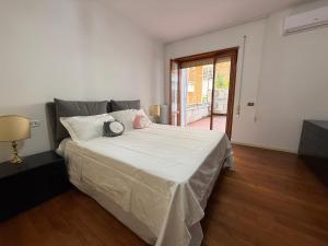 a bedroom with a large bed with white sheets at Gt holiday in Rome