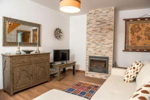 a living room with a fireplace and a mirror at Moinhos do Pisão in Povoa Dao