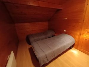 a small room with a bed in a cabin at chalet 2007 in Le Boulay