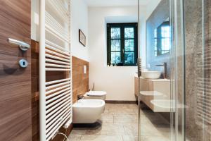 a bathroom with a toilet and two sinks at Cà del Lasco - Free parking apartments 5 min from the station in Bellano +70 photos