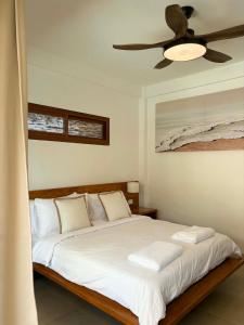a bedroom with a bed with a ceiling fan at yamba pacifico in San Isidro