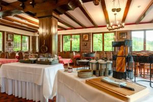 a restaurant with two tables with white tablecloths at Le Freudeneck in Wangenbourg
