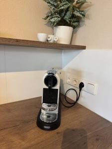 a toaster plugged into a outlet on a wall at Modernes Apartment zum wohlfühlen und entspannen, max 4 Personen, Top Ausstattung in Trunkelsberg