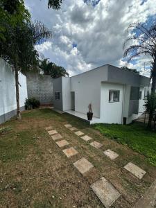 a white house with a courtyard in the yard at Casinha da Val in Atibaia