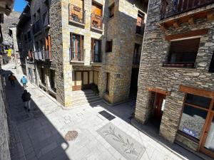 an overhead view of an alley with people walking on the street at Villmor - B39 - Rabason in Benasque