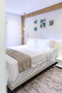 a bedroom with a large white bed with white sheets at Apto 3 quartos, confortável e silencioso- Ar Condicionado - Wi-Fi rápido - Ótima localização in Brasília