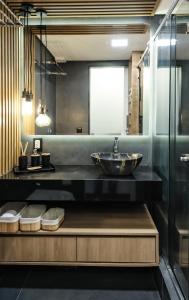 a bathroom with a sink and a mirror at Apto 3 quartos, confortável e silencioso- Ar Condicionado - Wi-Fi rápido - Ótima localização in Brasília +23 photos