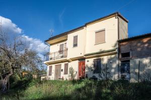 an old house in the middle of a field at La Vecchia Cascina in Atena Lucana