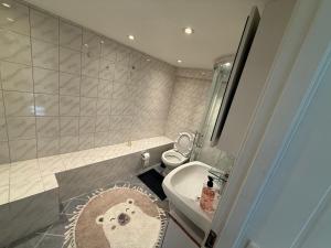 a small bathroom with a toilet and a sink at Arendal Sentrum Ro in Arendal
