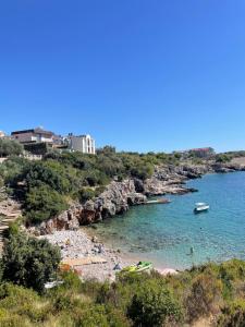 a group of people on a beach in the water at Apartmani Suzanna, apartman a in Eraci