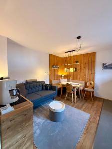 a living room with a couch and a table at Gästehaus Alpvital in Klais