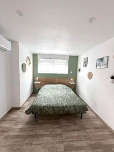 a bedroom with a bed and a window at Gîte chez EsTé in Mittelwihr