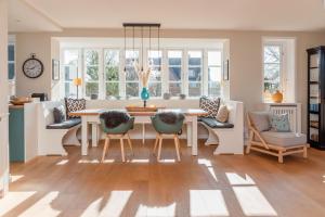 a kitchen and dining room with a table and chairs at Waaster Bob in Oldsum