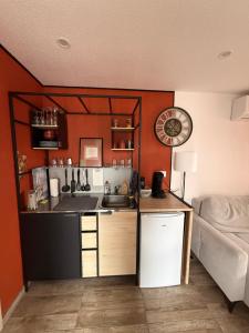 a kitchen with a sink and a counter top at Gîte chez EsTé in Mittelwihr