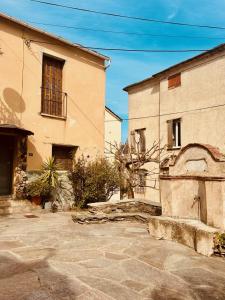 an old building and a building next to a building at Maison colette CORDOLIANI in Brando