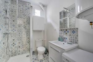 a bathroom with a toilet and a shower and a sink at Charming Apartment 2BR 4P - Saint-Cloud in Saint-Cloud