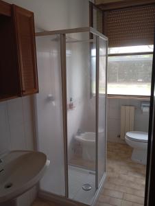 ein Badezimmer mit Glasdusche und Toilette in der Unterkunft Carso in Alberese + 36 Fotos