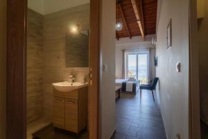 ein Badezimmer mit Waschbecken, Toilette und Badewanne in der Unterkunft Lithino Rooms Kalamata in Kalamata + 112 Fotos