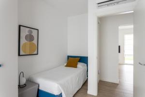 a white bedroom with a bed in a room at Maison Bellini 2 in Toscolano Maderno