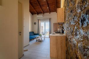 eine Küche mit Theke und ein Wohnzimmer in der Unterkunft Lithino Rooms Kalamata in Kalamata