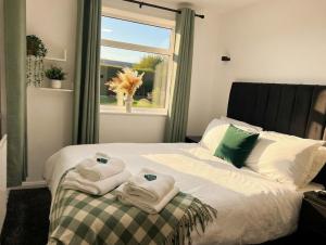 a bedroom with a bed with towels on it at Peasehill StMichaels in Rawdon +15 photos