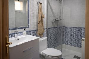 a bathroom with a toilet and a sink and a shower at Winahost Coslada Av Lisboa in Coslada