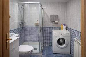 a bathroom with a toilet and a washing machine at Winahost Coslada Av Lisboa in Coslada