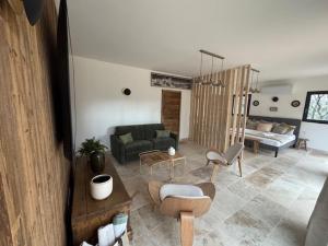 a living room with a green couch and a table at Maison Terre de Lune in Mondragon