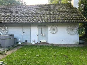 a white house with a door and a yard at Ranczo in Smołdzięcino