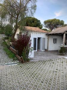 a house with a brick driveway in front of it at Casa Brisa do Mar in Comporta