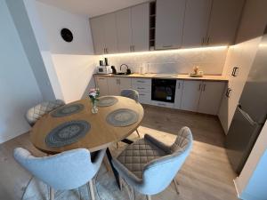 a kitchen with a table and chairs in a room at IDDA Concept 4 in Târgu-Mureş