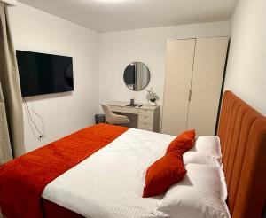 a bedroom with a bed and a desk and a television at IDDA Concept 4 in Târgu-Mureş