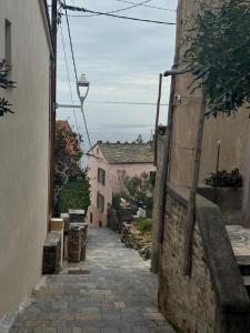 an alley in an old town with a building at Appartement cosy dans les ruelles de Pietranera in San-Martino-di-Lota +3 photos