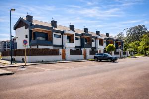 a black car parked in front of a building at Ribadesella Casa con Jardín a 2 km Playa – Saelia in Ribadesella