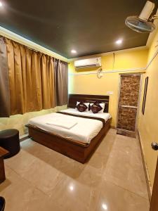 a bedroom with a bed in a room at Hotel Heavens in Dum-Dum Junction