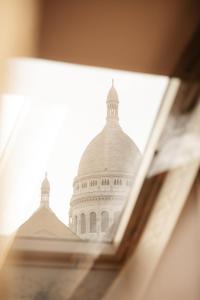 a view of the capitol building through a window at La Bohème Montmartre - Studios & Apartments de luxe au Sacré Coeur in Paris