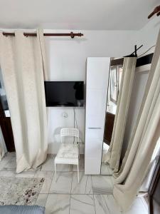 a living room with a mirror and a chair at Casa Cernica in Cernica +65 photos