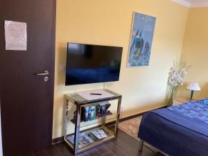 a room with a television and a table with a bed at Ferienapartment Hartung in Heikendorf