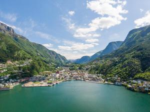 eine Luftaufnahme einer Stadt in den Bergen in der Unterkunft Odda Panorama in Odda